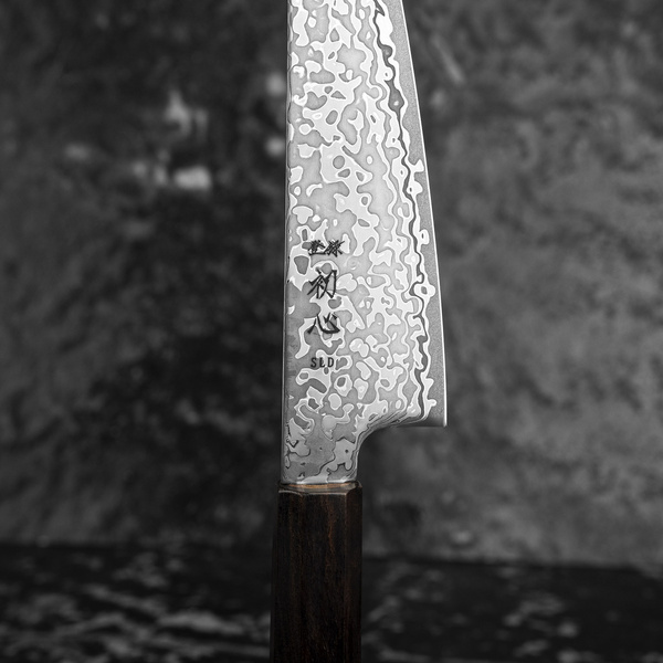 Hatsukokoro Hikari Kurozame SLD Damascus Nóż Ko-Santoku 15 cm