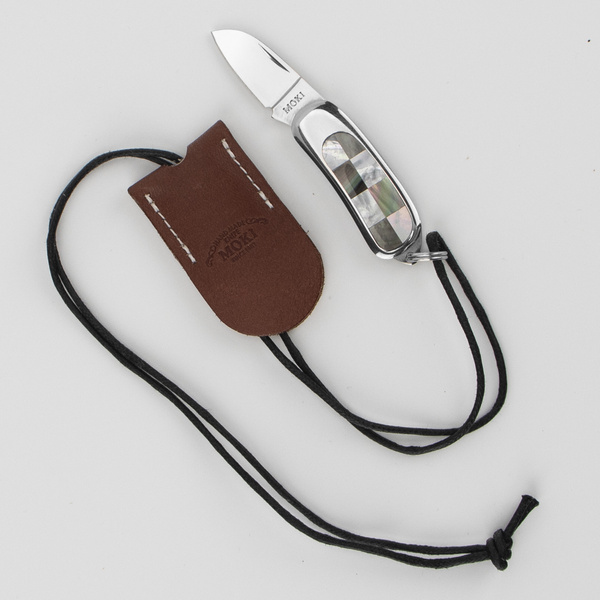 Moki AUS-6 Check Nożyk na rzemyku 2,8 cm