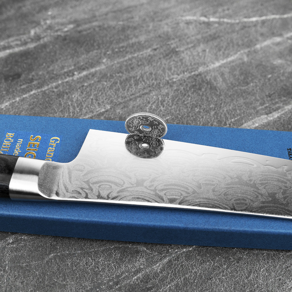 Sakai Takayuki Seigaiha Bohler N685 Damascus Nóż Kengata Santoku 16 cm