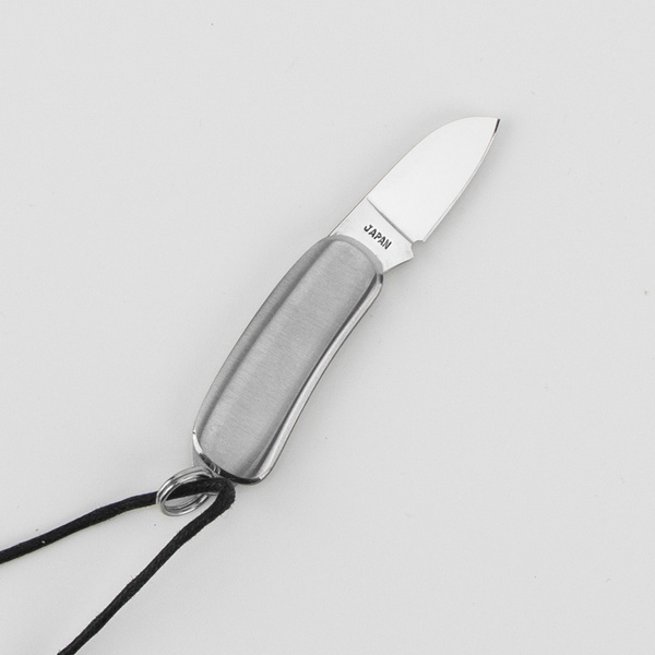 Moki AUS-6 Check Nożyk na rzemyku 2,8 cm