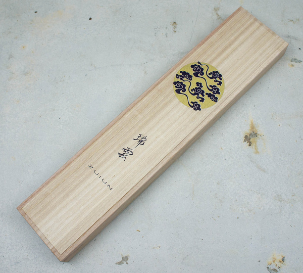 Kanetsugu Zuiun SG2 Nóż Santoku 18 cm