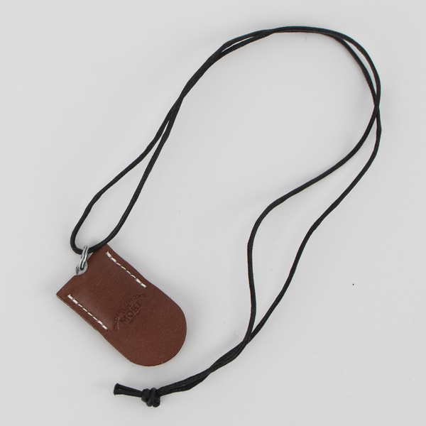 Moki AUS-6 Check Nożyk na rzemyku 2,8 cm